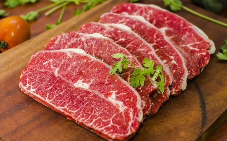 Thịt bò là loại thực phẩm nên hạn chế sử dụng trong thời gian điều trị mụn thâm