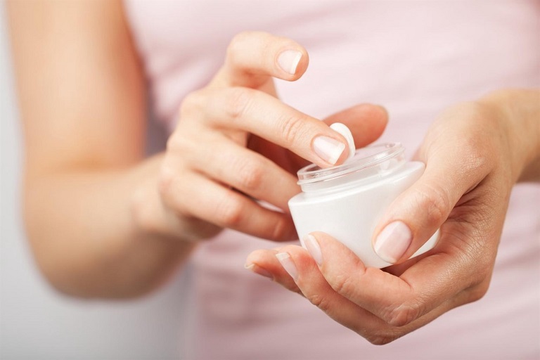 Thường xuyên sử dụng các loại kem dưỡng ẩm, kem tái tạo để bảo vệ da