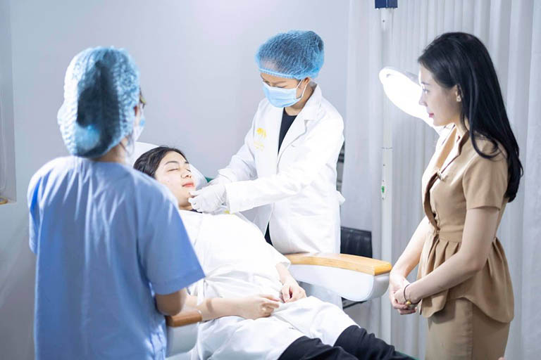 Phẫu thuật cắt sẹo lồi là phương pháp được nhiều bệnh nhân lựa chọn