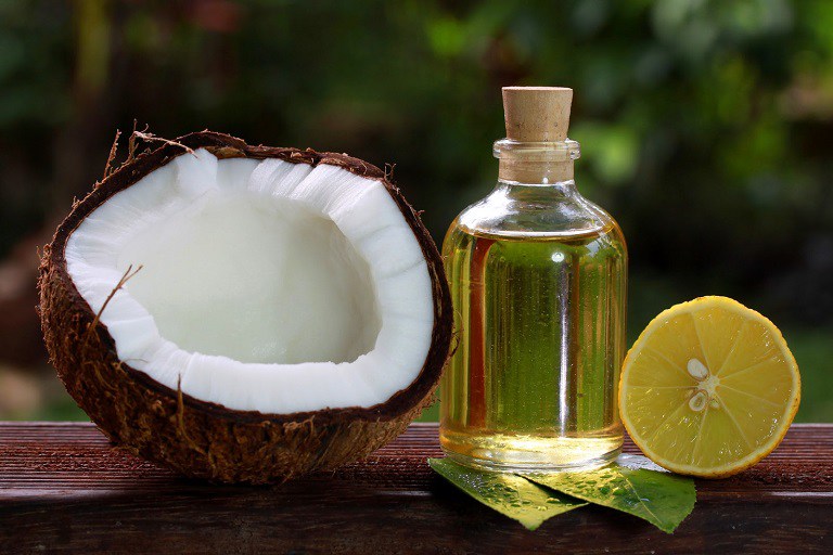 Dầu dừa là nguyên liệu phổ biến trong việc điều trị các vết sẹo màu trắng trên da