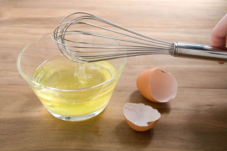 Lòng trắng trứng gà kết hợp với bột trà xanh sẽ tạo ra công thức làm đẹp hữu hiệu
