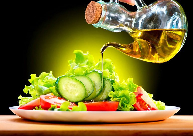 Ăn salad với dầu dừa cũng là một cách giúp điều trị viêm nang lông từ bên trong