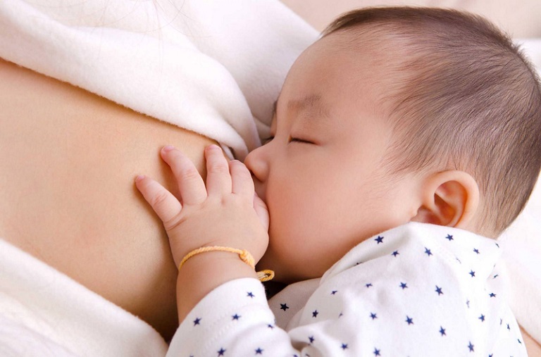 Trẻ sơ sinh bị viêm da chỉ nên bú bằng sữa mẹ