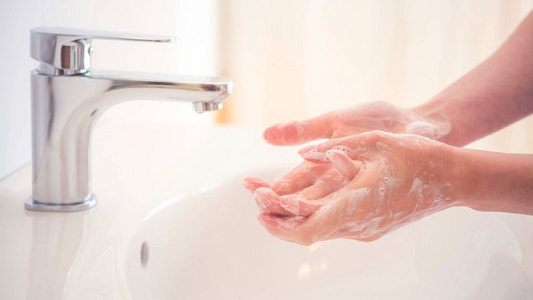 Cần rửa tay sạch sẽ trước khi tiến hành loại bỏ mụn