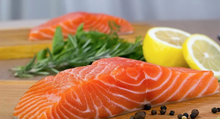 Khi bị viêm da dị ứng, bạn nên sử dụng các loại cá biển chứa nhiều omega-3