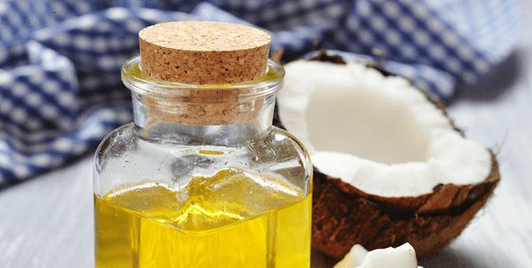 Thoa dầu dừa, dầu oliu để cải thiện tình trạng ngứa ngáy trên da